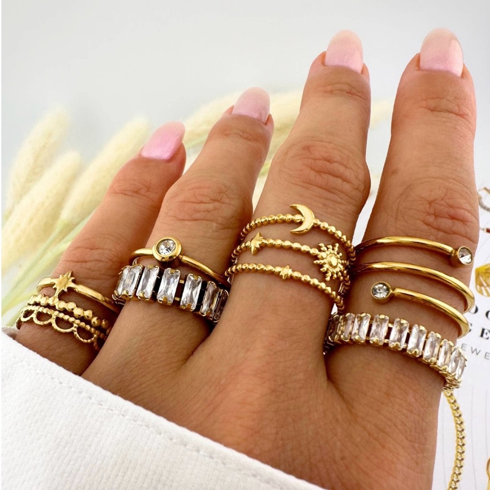 Gold intensity finger ring.